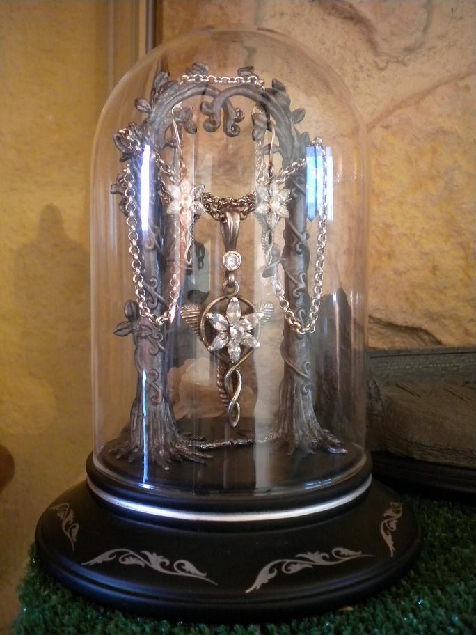 pendientes y colgante arwen con su expositor