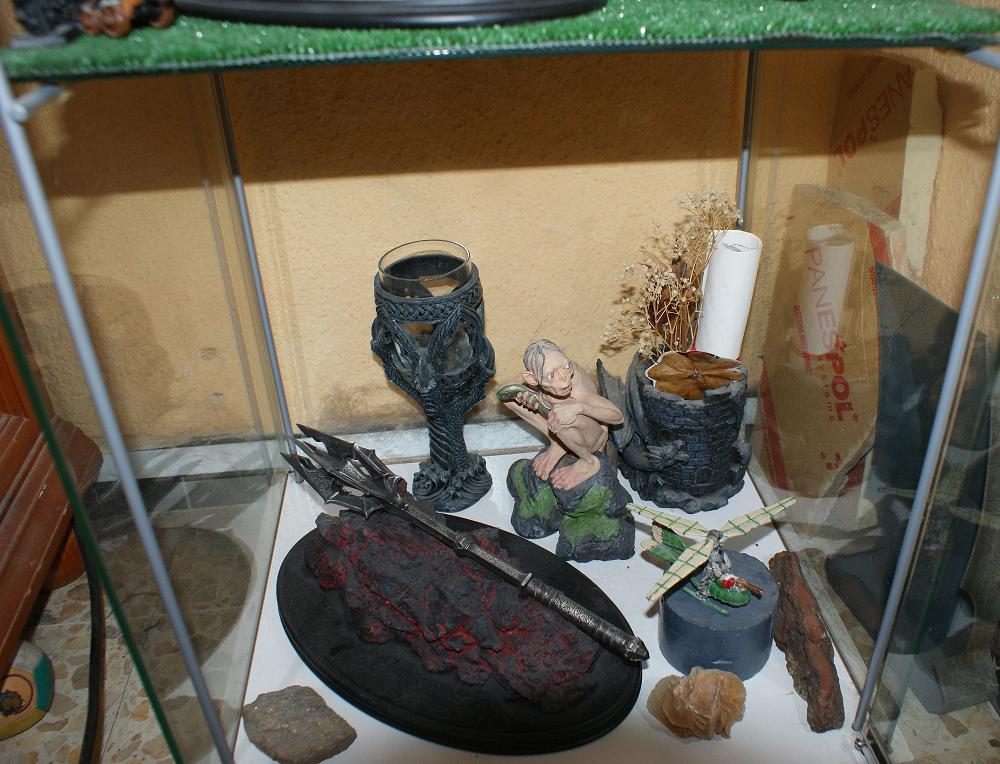 baston de sauron y figura gollum