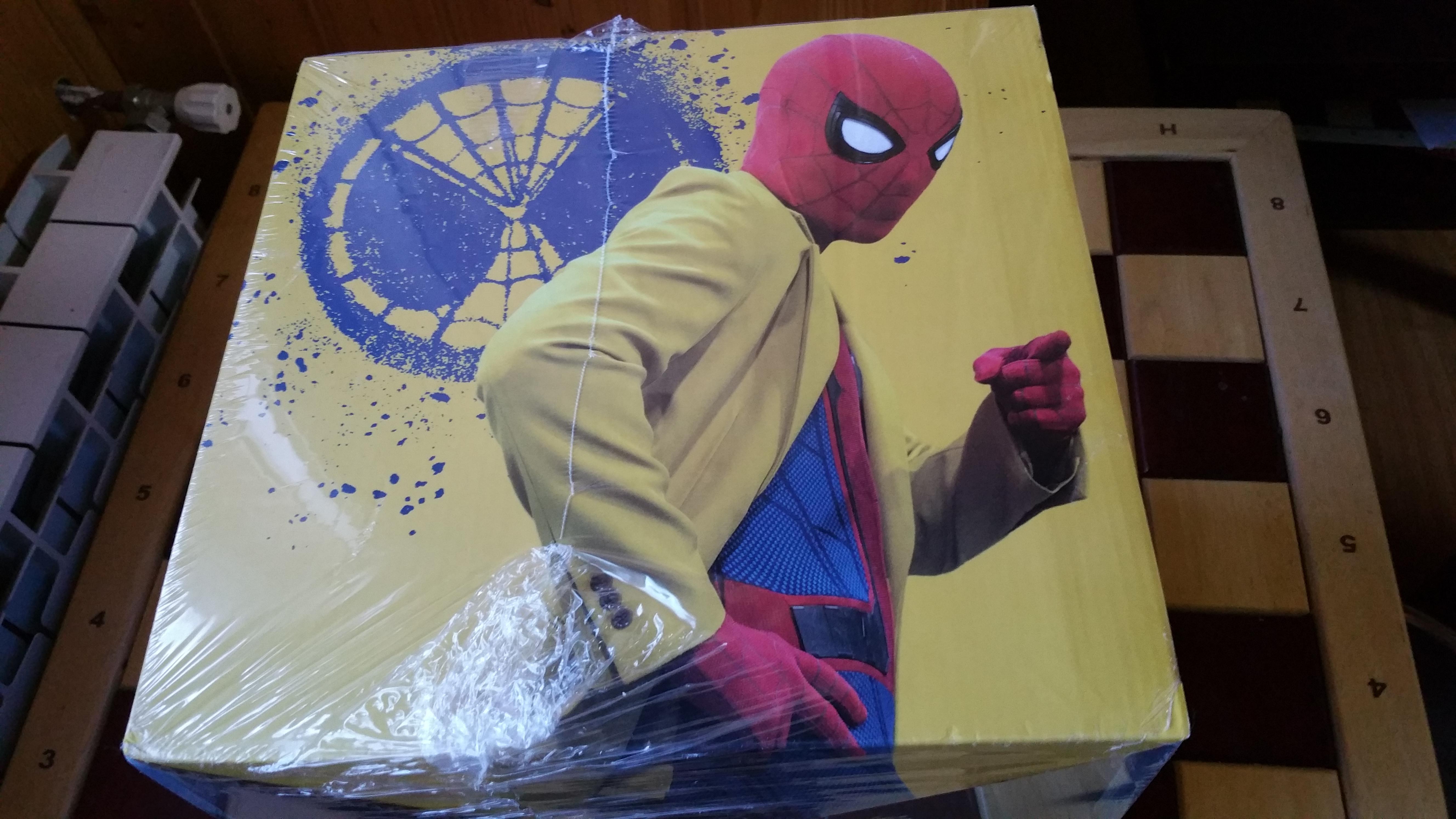 Lateral derecho de la caja de la edicin completa de Spiderman HomeComing